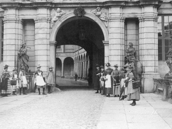 Kostümierte Schlossschülerinnen vor dem Schlossportal um 1900. Quelle: Museum Wolfenbüttel