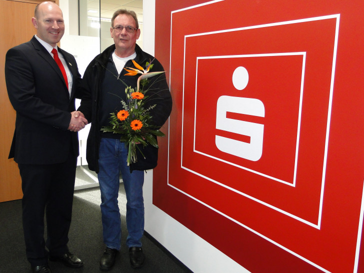 Florian Köhler gratuliert Hans-Dieter Heumann zu seinem Gewinn. Foto: Sparkasse Gifhorn-Wolfsburg