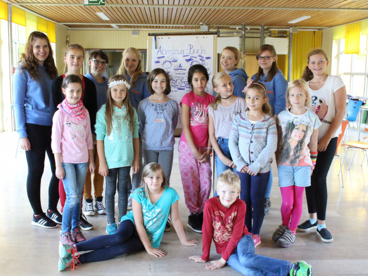 Die engagierten Schülerinnen der 11. Klasse des Theodor-Heuss-Gymnasiums sind stolz auf ihre kreativen Schreiberlinge. Foto: Max Förster