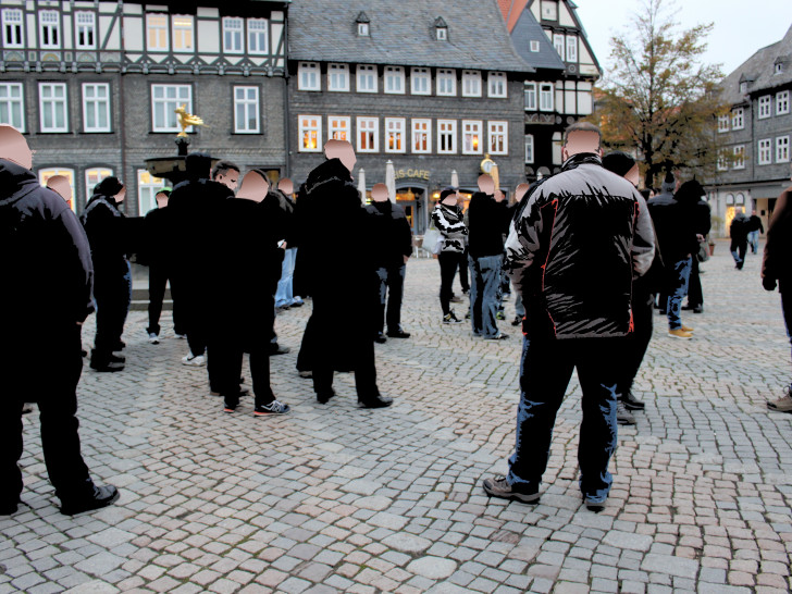 Zu einem "gemütlichen Flashmob-Spaziergang" hatten sich Dienstagabend rund 60 Goslarer Bürger versammelt. regionalGoslar.de veröffentlicht nun wortgetreu das Schreiben der Gruppe an Oberbürgermeister Dr. Oliver Junk. Foto: Martina Hesse