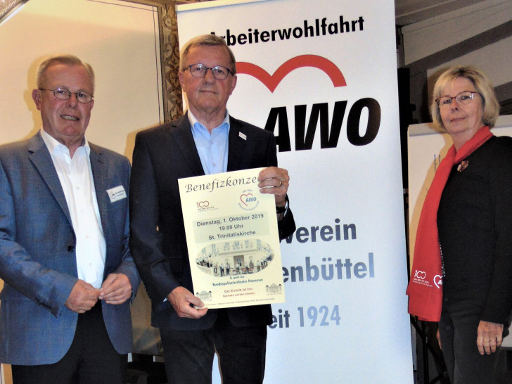 Zu letzten Vorbereitungen des Benefizkonzertes mit dem Bundespolizeiorchester Hannover trafen sich Hans-Joachim Kröger (AWO Ortsvereinsvorsitzender), Schirmherr Wilhelm Schmidt (Präsidiumsvorsitzender AWO Bundesverband) und Gabriele Siebert-Paul (Präsidiumsvorsitzende AWO Bezirksverband).

Foto: Brüningk
