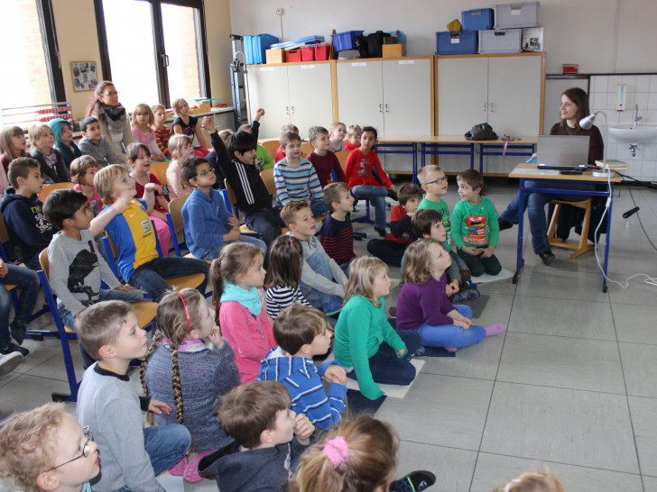 Am Mittwochvormittag widmete sich die grüne Landtagsabgeordnete Julia Willie Hamburg den Kindern der Grundschule Vienenburg und unterhielt die Knirpse mit spannenden Geschichten. Foto: Anke Donner 
