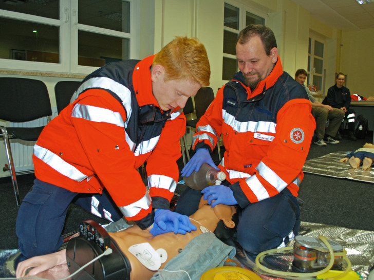 Sanitätshelfer Philipp Ballschuh und Ingo Heindorf (re.) bei der Herz-Lungen-Wiederbelebung. Fotos: Natalia Shapovalova / Johanniter