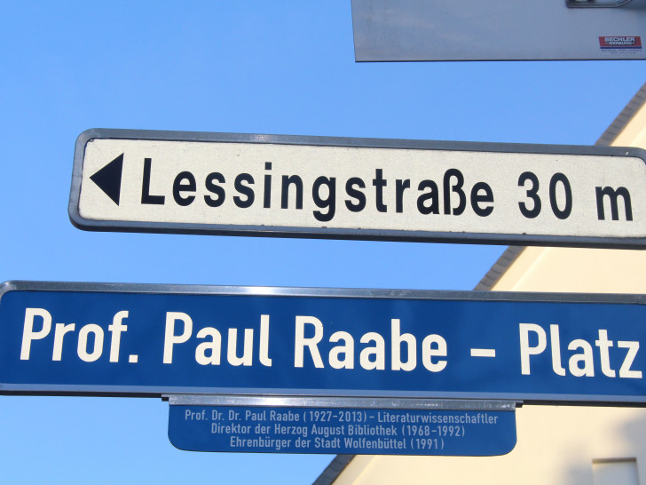 Der "Prof. Paul Raabe-Platz" soll bald "Prof.-Paul-Raabe-Platz“ heißen. Foto: Jan Borner