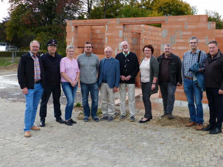 Der stellvertretende Ortsbrandmeister Jan Sprenger und die CDU/FDP Gruppe am teilerrichtetem Feuerwehrgerätehaus Hemkenrode. Foto: Gruppenvorsitzender Uwe Lagosky