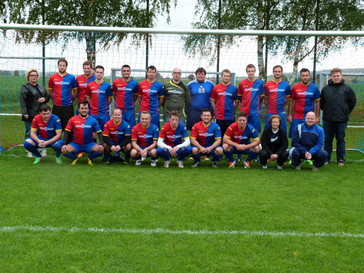 Haarstudi spendet Trikots an 2. Herrenmannschaft des SV Halchter. Hier: Das Team um Daniel Döring vom SV Halchter sowie Inhaberin des Haarstudios Wiedemann Tanja Wiedemann und Juniorchef Justin Hermann. Foto: Privat