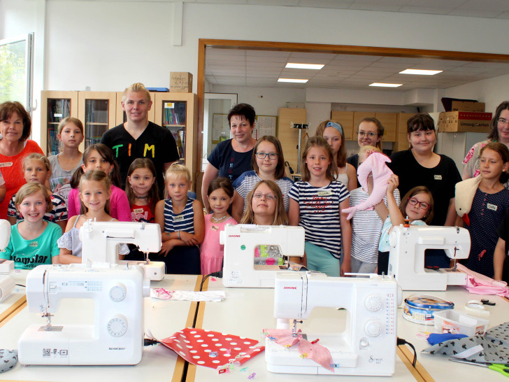 Die Ferienpasskinder bei Näh-Workshop in der Remlinger Schule. Foto: Bernd-Uwe Meyer