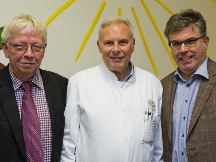 Prof. Dr. Johann Buß und Dr.-Ing. Peter Grubert berreichen Prof. Dr. Hans Georg Koch, Chefarzt der Klinik für Kinder- und Jugendmedizin, den Geldscheck für die kleinen sowie großen Patientinnen und Patienten der Kinderklinik. Foto: Klinikum/Jörg Scheibe