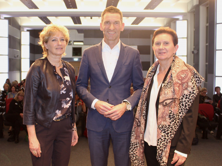 Von links: Claudia Kayser (Leiterin der Direktion Wolfsburg bei der Volksbank BraWo), Paul Johannes Baumgartner und Edda Kristof-Goeman (Volkswagen). Fotos: Nick Wenkel