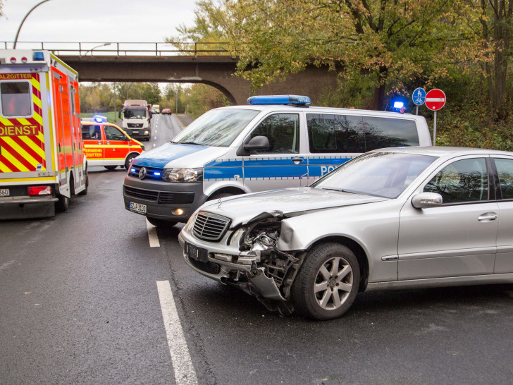 Der Mercedes hat den Motorradfahrer mit seiner linken Front erwischt. Foto: Rudolf Karliczek