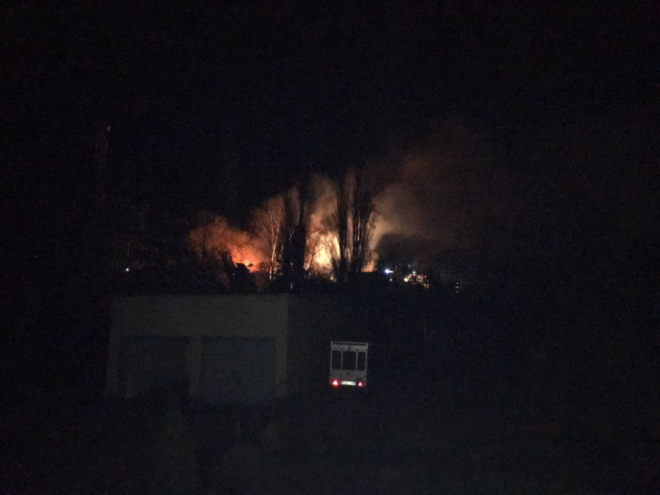 In Helmstedt brannte es in der Nacht direkt zwei Mal in unmittelbarer Nähe zueinander. Fotos: Feuerwehr Helmstedt/Alexander Weiß