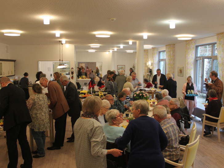 Volker Wagner und Birgit Fuhrmann freuen sich über die vielen Gäste, die zur Eröffnung gekommen sind. Foto: Evangelische Stiftung Neuerkerode