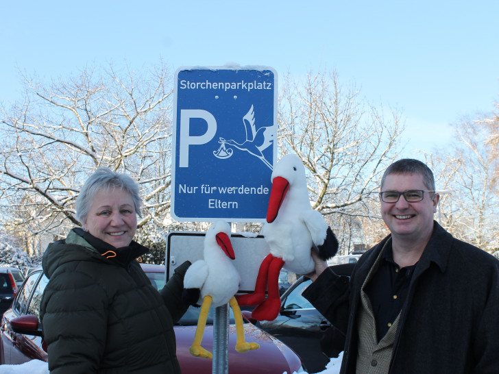 Heyke Simon und Matthias Buhles am Storchenparkplatz. Foto: Klinikum Wolfenbüttel