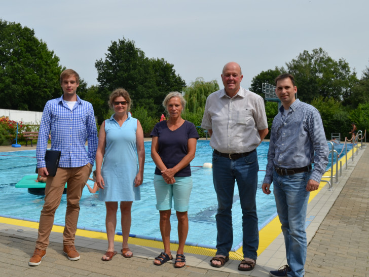 Die Masterstudenten Alexander Wolf (links) und Marcus Kordilla (rechts) untersuchen das Dettumer Freibad im Beisein von (weiter von links) Dr. Ulrike Laible, Claudia Siodla und Karl-Friedrich Schaper-Viedt. Foto: Privat