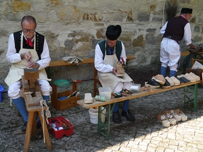 Aus Holz waren einst auch die Schuhe der Landbevölkerung. Foto: Stadtmuseum Schloss Wolfsburg