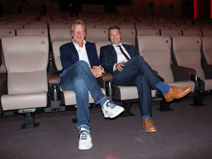C1-Inhaber Hans-Joachim Flebbe (li.) und Dennis Busch von der Volksbank BraWo, die das Projekt finanziell unterstützt, im neuen Saal 8 des Kinos. Fotos und Podcast: Alexander Dontscheff