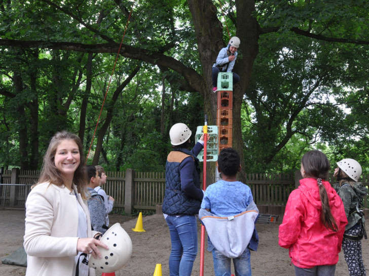 Alina Gauder (links) freut sich über die Erfolgserlebnisse der Zweitklässler in der Grundschule Karlstraße beim Kistenklettern. Foto: DRK