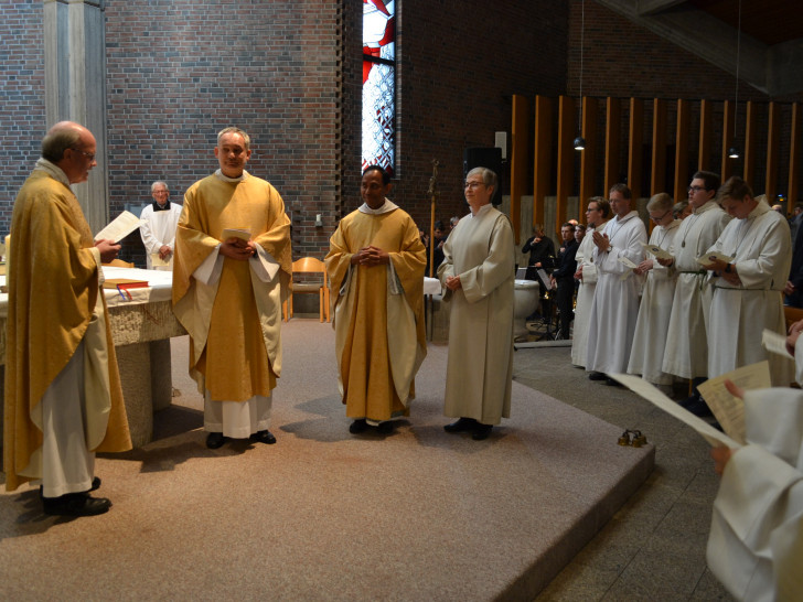 Von links: Propst Reinhard Heine bei der Einführung des pastoralen Teams in St. Bernward: Pfarrer Dariusz Drabik, Pater Alex George und Gemeindereferentin Christine Petrowski. Foto: Sabine Moser