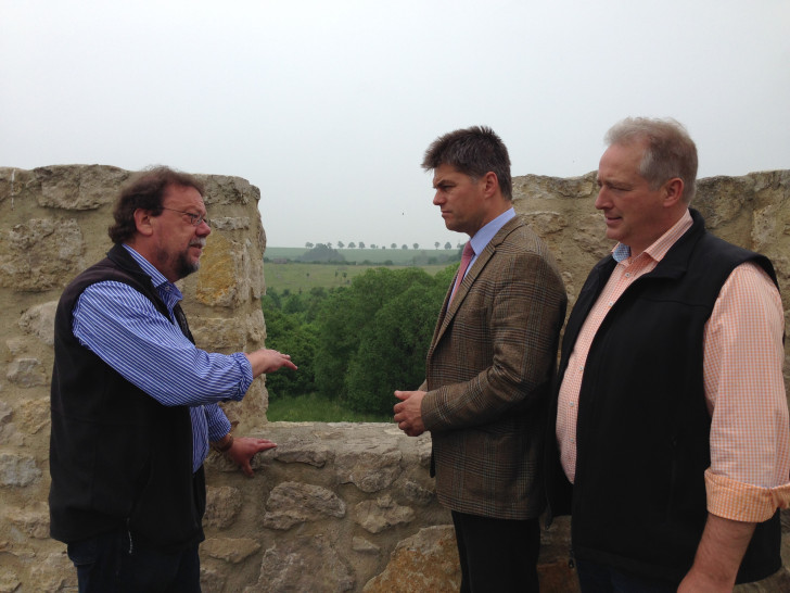 Blick durch die Zinnen des Westtores: (von links) Dr. Michael Geschwinde, Jörg Hillmer und Frank Oesterhelweg. Foto: Privat