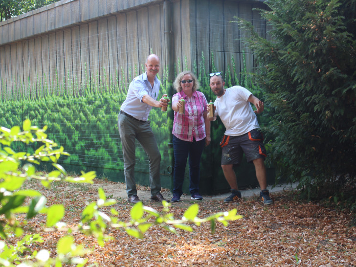 Matthias Tramp (li.) und Vera Steiner mit einem der Künstler. Fotos: Stadtwerke Wolfenbüttel GmbH