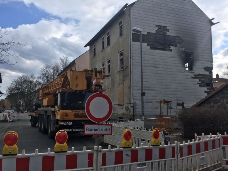 Der Abriss der Brandruine in der Hochstraße hat begonnen. Foto: Alexander  Dontscheff