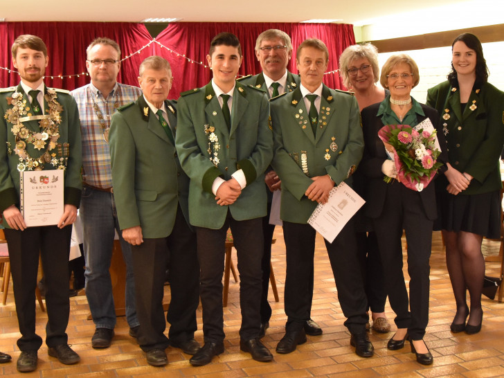  v.l.n.r.: Matthias Lorenz, Birk Diedrich, Torsten Weihe, Adolf Preuß, Hannes Lorenz, Ulrich Ziemann, Andreas Deichert, Gerlinde Junglas, Christel Paxmann, Annika Taube und Helmut Hoffmann.

Foto: Schützenbruderschaft Salzgitter