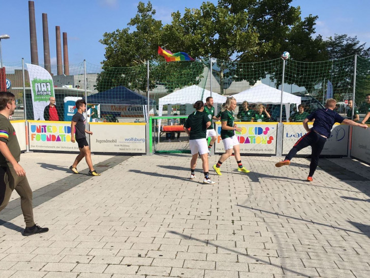 Rückblick auf den Streetkick 2018 - im vergangenen Jahr wurde bei dem Straßenfußballturnier ein Zeichen gegen Homophobie gesetzt. Foto: Stadt Wolfsburg