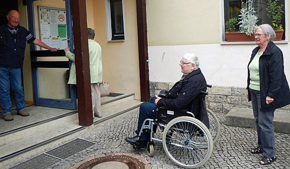 Die Barriere vor dem Eingang des JFBZ ist nicht groß, lässt sich aber durch Rollstuhlfahrer nicht eigenhändig überwinden. Foto: Achim Klaffehn