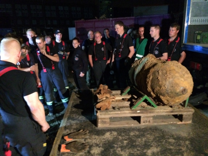 Bei Baggerarbeiten auf dem "BraWo"-Gelände am Hauptbahnhof ist in rund zwei Metern Tiefe eine 500-Kilogramm-Fliegerbombe aus dem Zweiten Weltkrieg gefunden worden