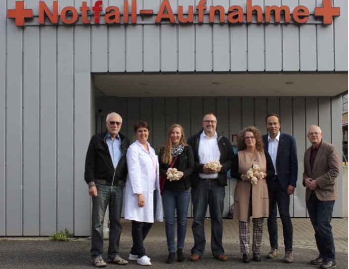 v.l.n.r. Dr. med. Arved Heinz (Förderverein Klinikum Wolfsburg e.V.), Dr. med. Bernadett Erdmann (Chefärztin der Zentralen Notaufnahme), Frau Wanitschke, Familie Kleine, Dr. Akhil Chandra (Medizinischer Direktor), Wilken Köster (Klinikumsdirektor)
Foto: Klinikum Wolfsburg