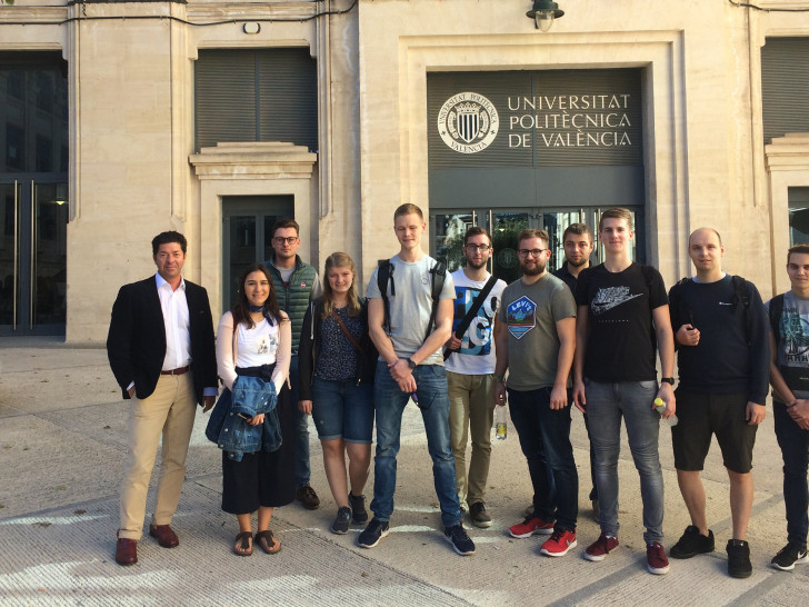 Dr. Dragos Balan (links) mit den Wolfenbütteler Studierenden am Campus Alcoy der Polytechnischen Universität Valencia. Foto: Ostfalia