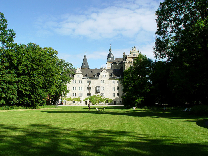 Im Park des Schlosses in Wolfsburg gibt es viel zu entdecken. Foto: Stadt Wolfsburg