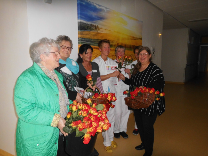 DGB Frauen von links: Ingrid Koch, Marianne Pawelczyk, Nanni Rietz-Heering mit Christine Leckelt, Betriebsratsvorsitzende , Klinikum Peine mit Pflegerinnen bei der Rosenverteilung. Foto: ver.di OV