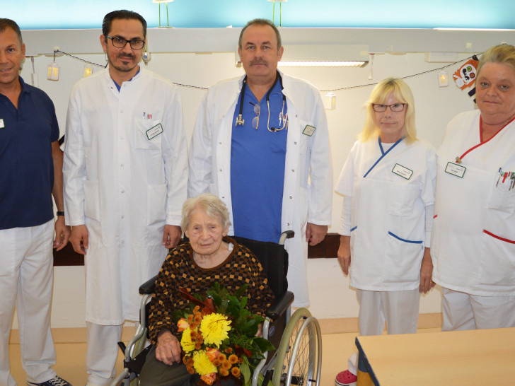 Von links: Nico Bomm, Dr. Maschtag Ahmad Yusofi, Gertrud M., Oleksandr Lysyuk, Sabine Gainowski, Ewa Lipinski. Foto: Klinikum

