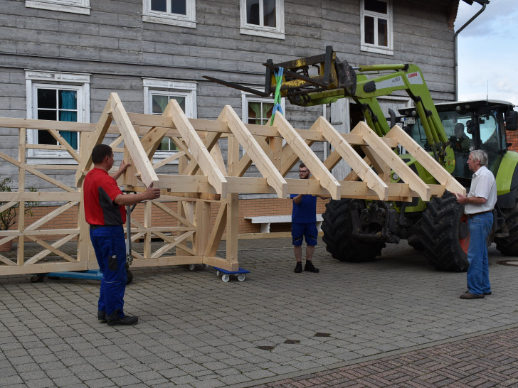 Aufsetzen des Daches mit dem Frontlader: Von Links:
VUT Vorsitzender Peer Narup, Lucas Narup, Udo Taute und Alfred Domke. Foto: Peter G. Matzuga

