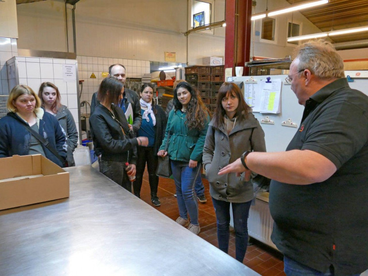 Andreas Höver, Geschäftsführer der Bäckerei Seidel, (rechts) führte die Teilnehmerinnen durch die Produktionshalle und stand für Fragen zur Verfügung. Foto: Landkreis Peine 