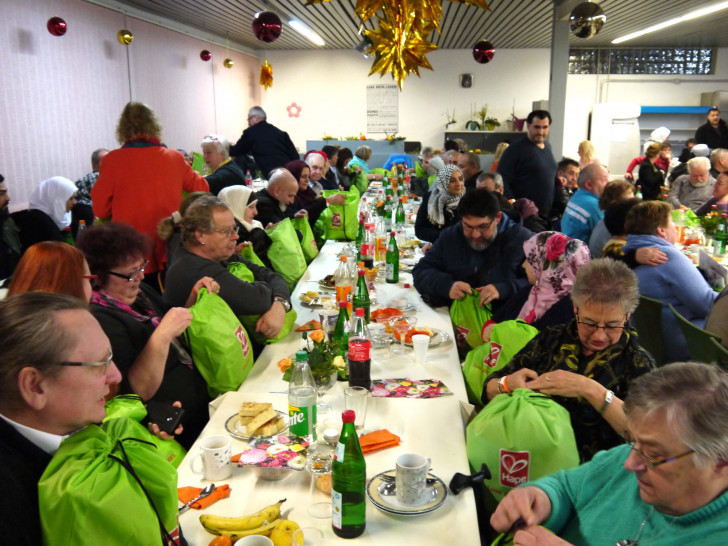 Zum Abschluss erhielten die Gäste noch ein Geschenk. Foto: Salzgitter-Tafel e.V. 