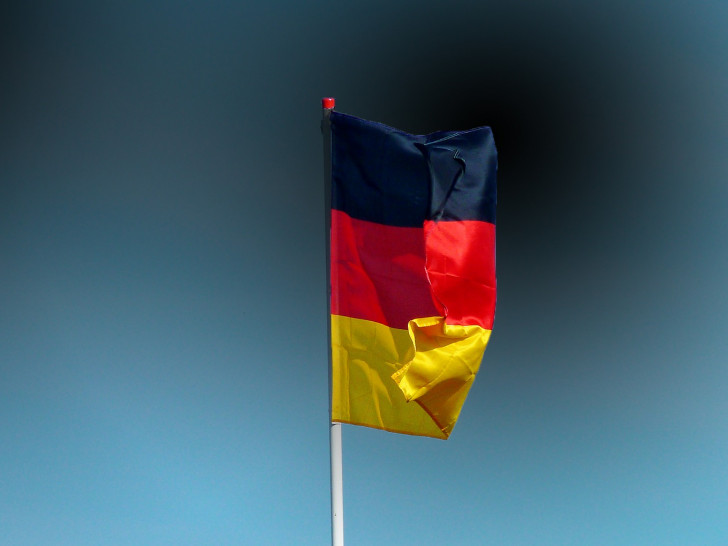 Am morgigen Dienstag wird vor öffentlichen Gebäuden die deutsche, die europäische und die niedersächsische Fahne gehisst. Foto: Pixabay