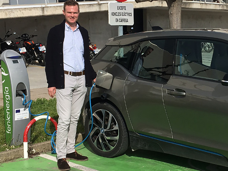 Torben Tuinmann mit einem Elektroauto an einer Ladestation auf Mallorca. Foto: privat