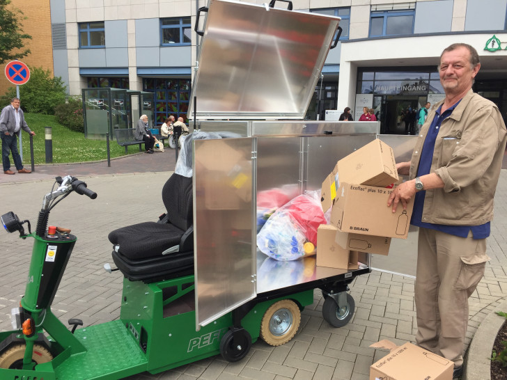 Leichter durch den Arbeitsalltag: Peter Tauer und sein neues Arbeitsgefährt, eine Elektromobil . Foto: Asklepios Harzkliniken