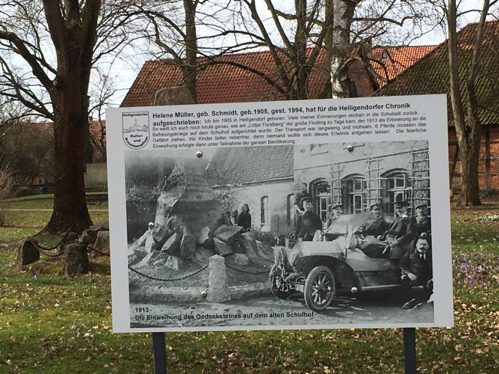 Das erste Schild steht bereits vor der Kirche. Foto: Eva Sorembik