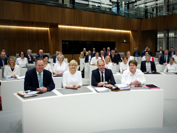 In Erinnerung an die ersten gewählten Sozialdemokratinnen erschienen die SPD-Frauen der  Landtagsfraktion im Plenum am 24. Januar in weißen Blusen. Foto: SPD