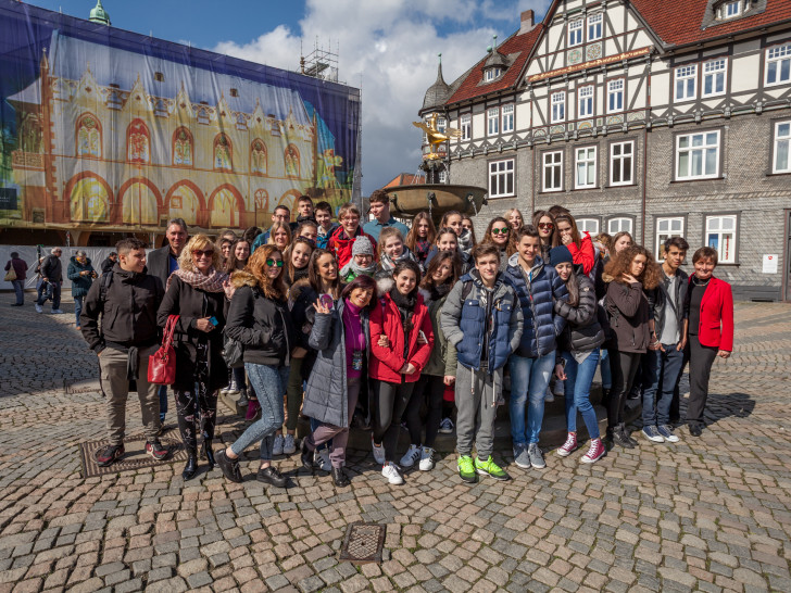 Die Schülerinnen und Schüler, die am Austausch Arricia-Goslar teilnehmen, heute Vormittag auf dem Marktplatz. Foto: Alec Pein
