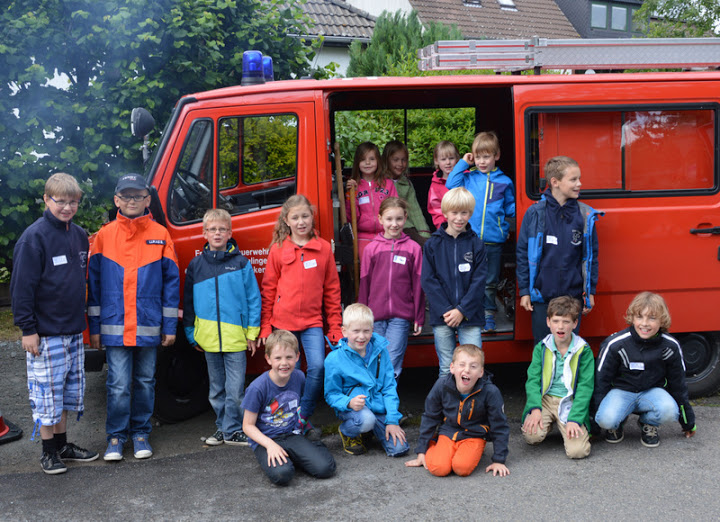 Die Kinder des Ortes Hemkenrode bei der Feuerwehr. Foto: Privat