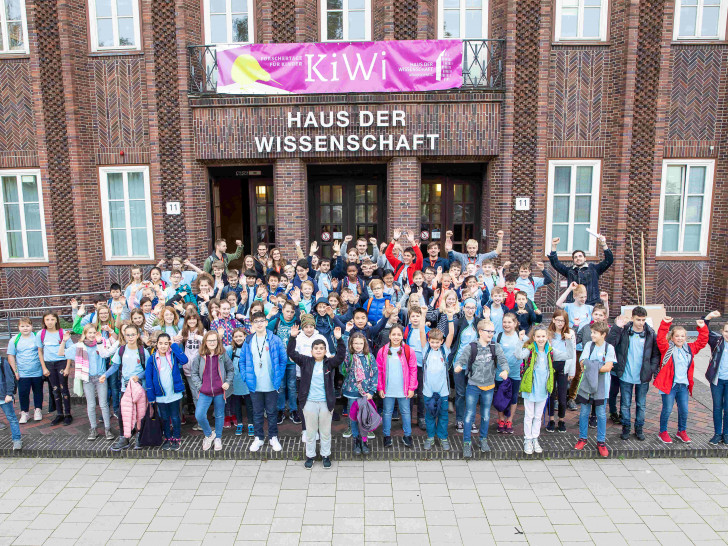 Alle KiWis haben sich zum Start des Programms zu einem Gruppenbild vor dem Haus der Wissenschaft aufgestellt. Foto: Haus der Wissenschaft Braunschweig/P.Ziebart
