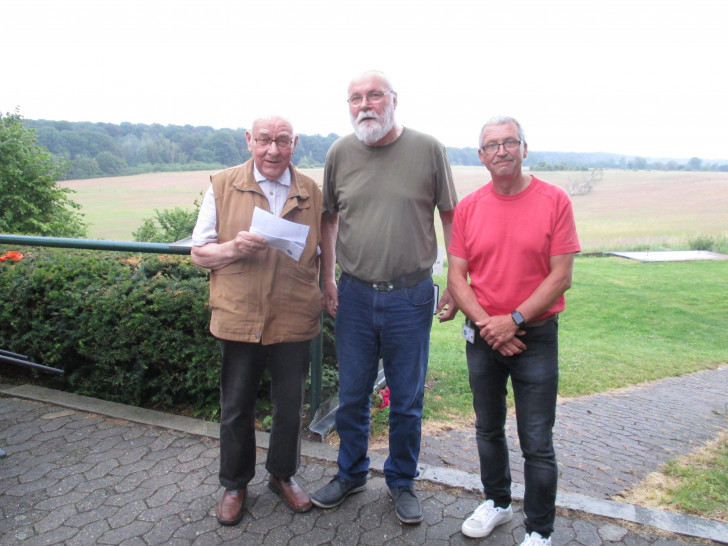 Vorbereitung des Trapper-Tages. Im Bild, Organisator Klaus Claas (Mitte) erläutert Dieter Lorenz  (links) vom  JUP-Team den geplanten Ablauf. Michael Harke ergänzt die Informationen.