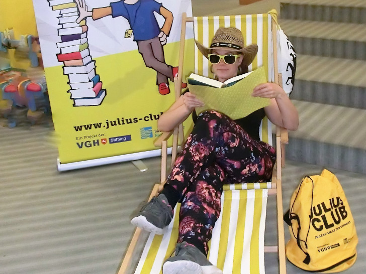 Bibliotheksmitarbeiterin Stefanie Görlich testet den neuen Lesestoff für den Julius-Club 2019. Foto: Stadt Salzgitter