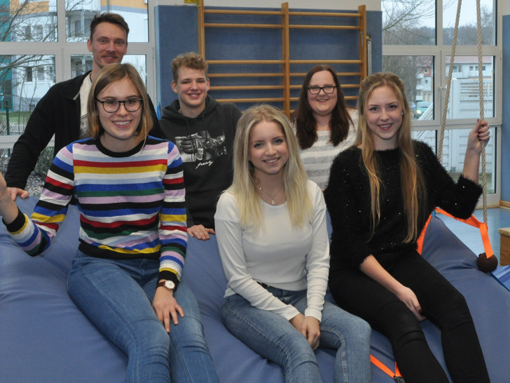 Viel Spaß beim FSJ im Kindergarten haben Lena Mitschke (vorne links, weiter gegen den Uhrzeigersinn), Lena-Henriette Hartwig, Sherin Gabbert, Marie Heinze und Ludwig Schulze - hier bei einem Besuch des Bildungsreferenten des ijdg, Christoph Esser. Foto: Lebenshilfe