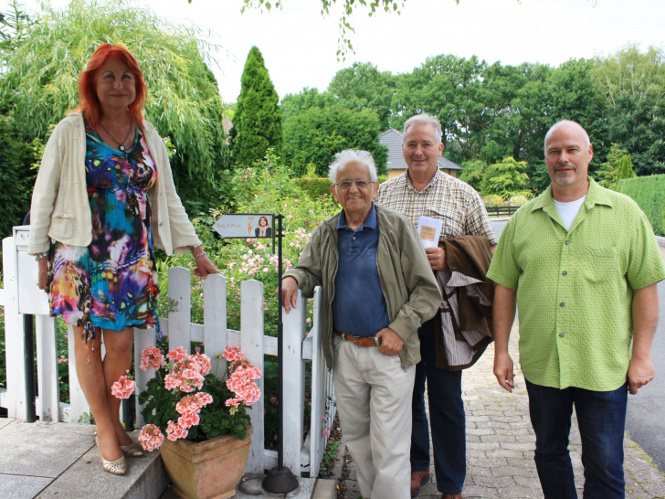 Von links: Heike Blomberg begrüßt Johannes Wolframm, Frank Oesterhelweg und Karsten Ansorge vor ihrer Praxis in Lucklum. Foto: CDU