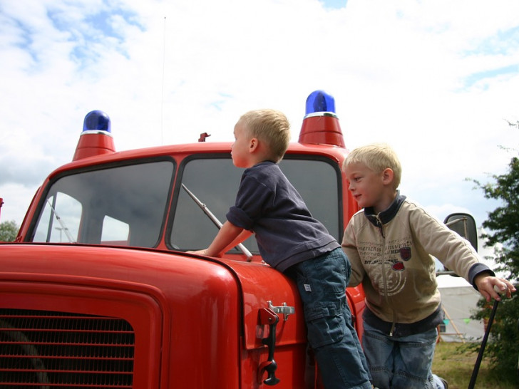 Für den Festumzug am Pfingstsonntag sucht die Feuerwehr Gielde Kinder, die ein Schild tragen möchten. Symbolfoto: Pixabay